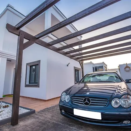 Elegant With Pool 别墅 *